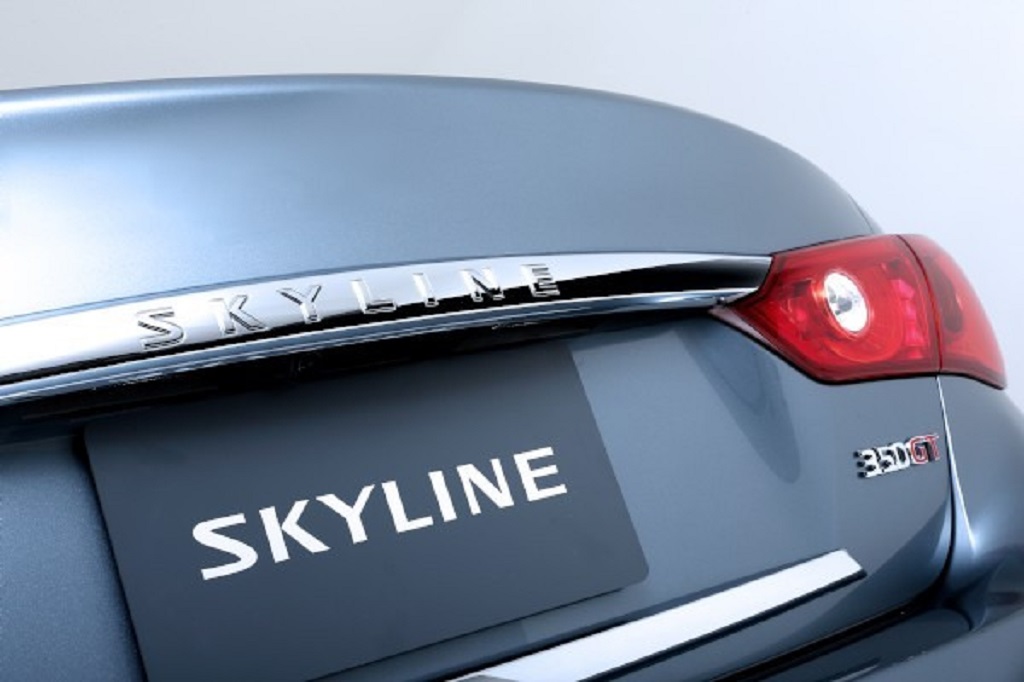 JDM Nissan Skyline v37 2013 Trunk Lid Finisher